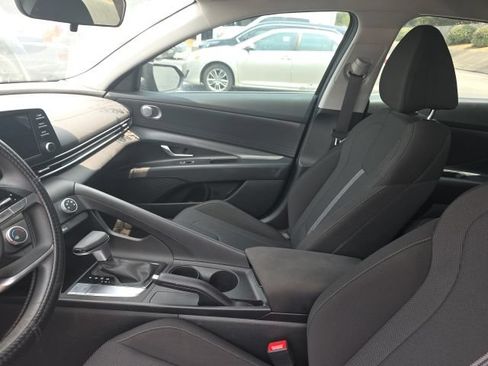 Used 2025 Hyundai Elantra SE FWD image 8