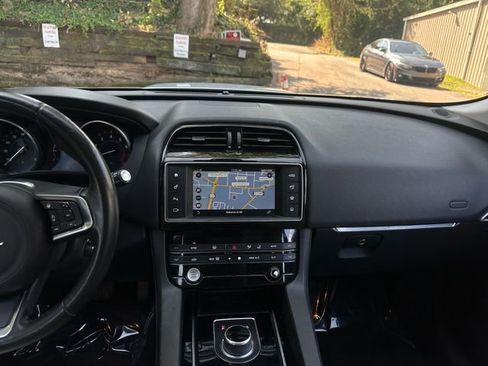 Used 2018 Jaguar F-PACE Prestige image 16