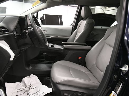 Used 2025 Toyota Sienna XLE FWD image 9