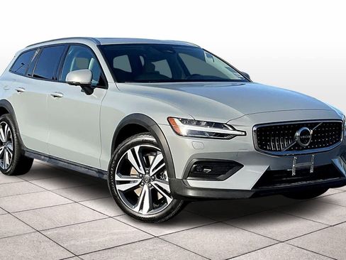 Used 2024 Volvo V60 B5 Cross Country Plus image 2