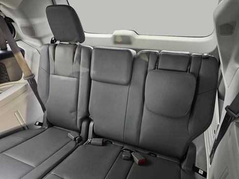 Used 2012 Volkswagen Routan SE image 22