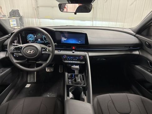 Used 2025 Hyundai Elantra SEL FWD image 9