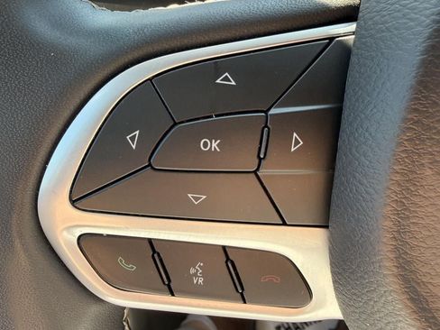 Used 2023 Chrysler Pacifica Touring-L FWD image 16