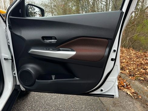 Used 2019 Nissan Kicks SR image 12