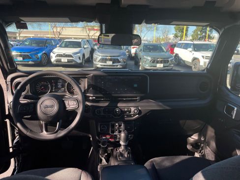 Used 2025 Jeep Wrangler Rubicon image 32