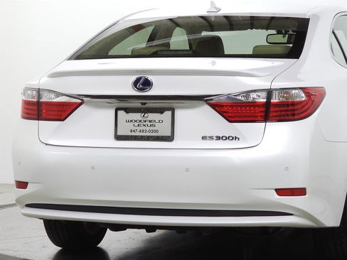 Used 2014 Lexus ES 300h w/ Luxury Package w/Bamboo Trim FWD image 9