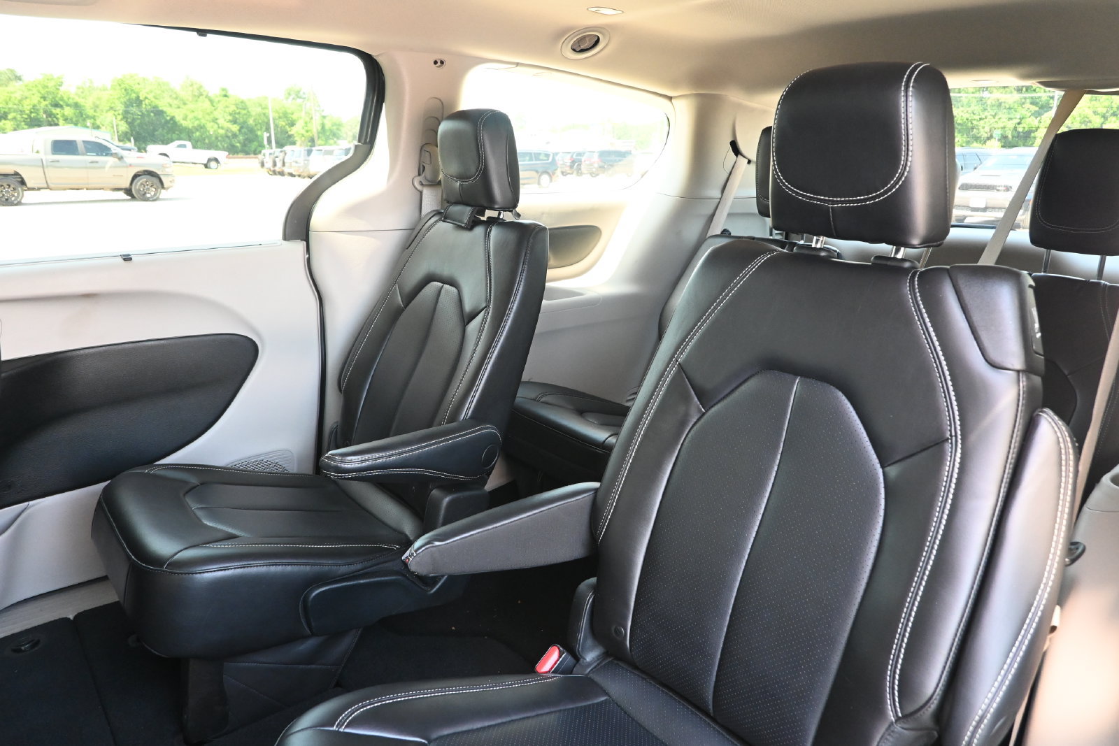 Used 2023 Chrysler Pacifica Touring-L FWD image 24