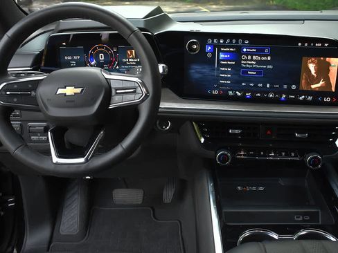 Used 2025 Chevrolet Tahoe High Country AWD/4WD image 17