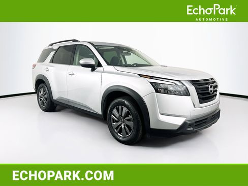 Used 2025 Nissan Pathfinder SV image 1