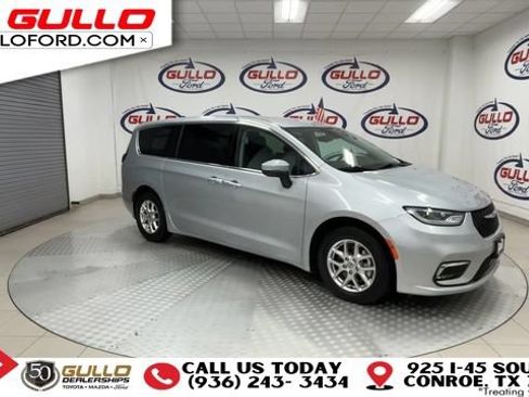 Used 2023 Chrysler Pacifica Touring-L FWD image 2