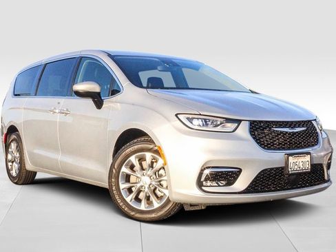 Used 2023 Chrysler Pacifica Touring-L AWD/4WD image 2