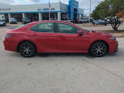 Used 2024 Toyota Camry SE image 9