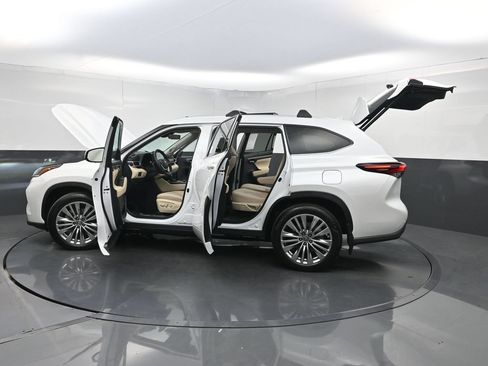 Used 2024 Toyota Highlander Platinum AWD/4WD image 39