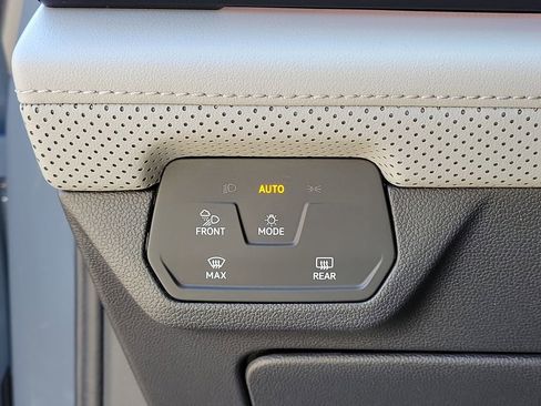 Certified 2025 Volkswagen Atlas Peak Edition SE image 33