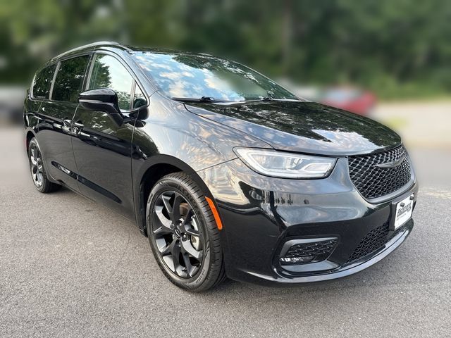 Used 2025 Chrysler Pacifica Limited FWD image 2