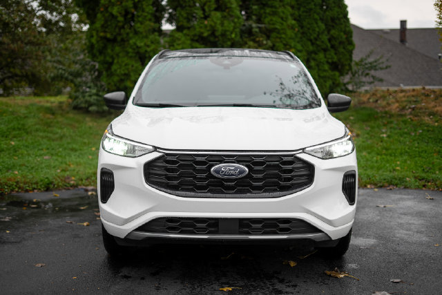 Used 2024 Ford Escape ST-Line w/ Tech Pack #1 AWD/4WD image 2