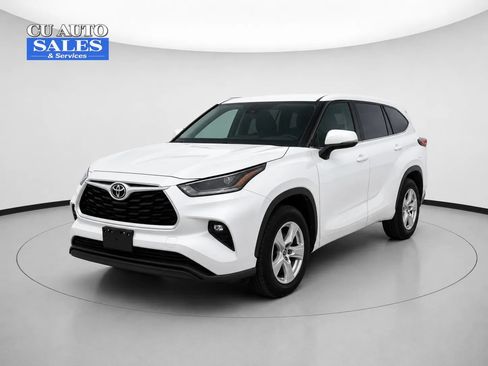 Used 2025 Toyota Highlander LE FWD image 3