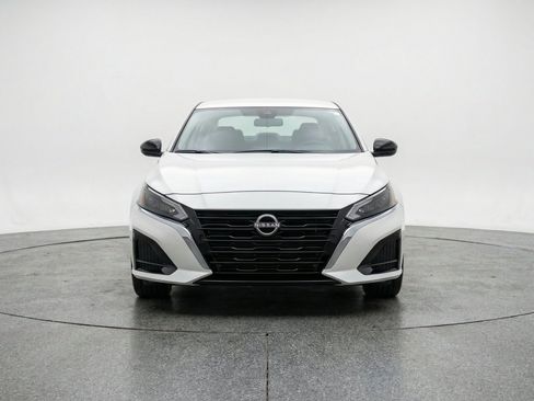 Used 2025 Nissan Altima 2.5 SV FWD image 2
