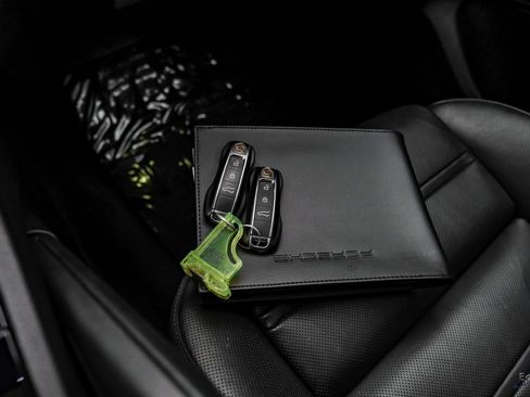 Used 2022 Porsche Cayenne w/ Premium Package image 78