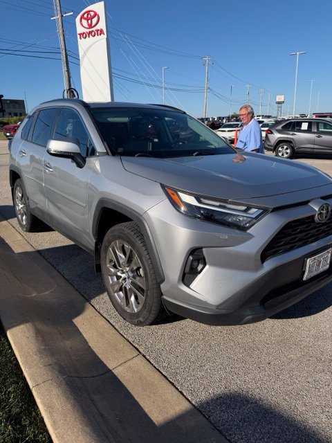 Used 2022 Toyota RAV4 XLE Premium AWD/4WD image 2
