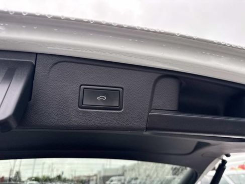 Used 2023 Volkswagen Atlas SEL R-Line AWD/4WD image 9