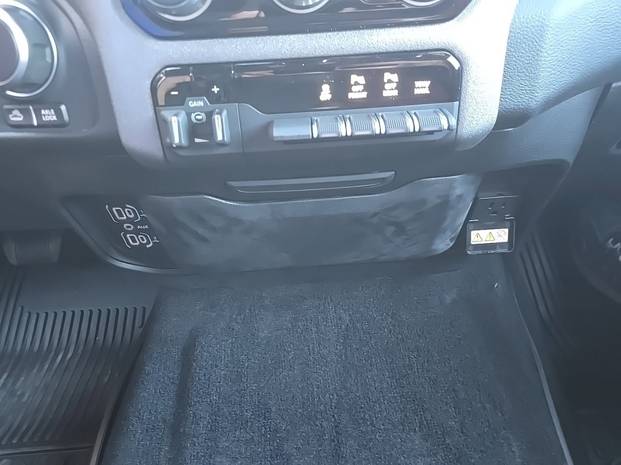 Used 2025 RAM 1500 Warlock AWD/4WD image 36