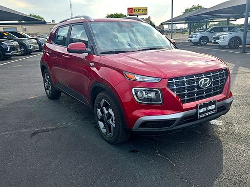 Used 2025 Hyundai Venue SEL FWD image 3