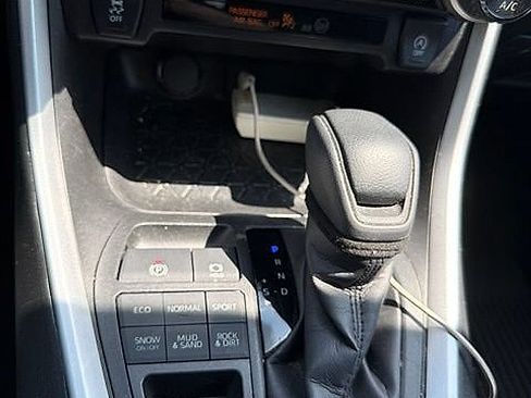 Used 2021 Toyota RAV4 XLE AWD/4WD image 16