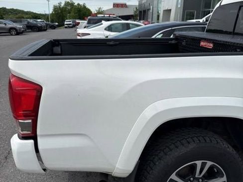 Used 2017 Toyota Tacoma TRD Sport w/ Tow Package AWD/4WD image 15