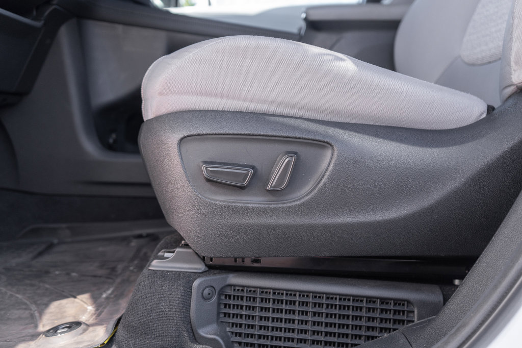 Used 2025 Toyota Sienna LE AWD/4WD image 19