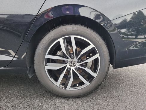 Certified 2025 Volkswagen Jetta SE image 8