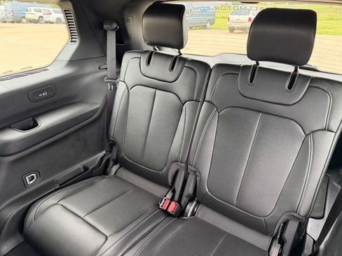 Used 2024 Jeep Grand Cherokee L Limited w/ Luxury Tech Group II AWD/4WD image 16
