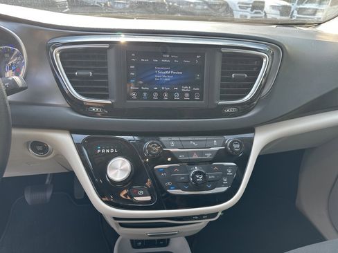 Used 2020 Chrysler Pacifica Touring image 30