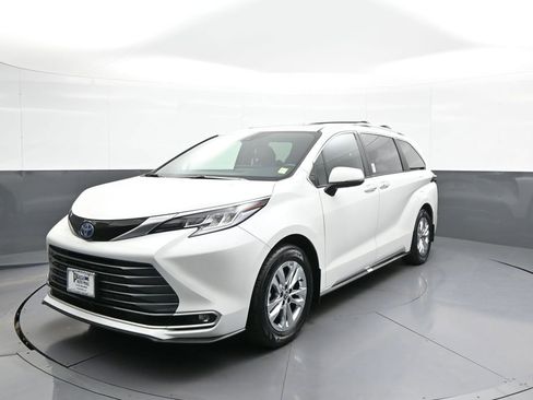 Certified 2025 Toyota Sienna Limited image 1
