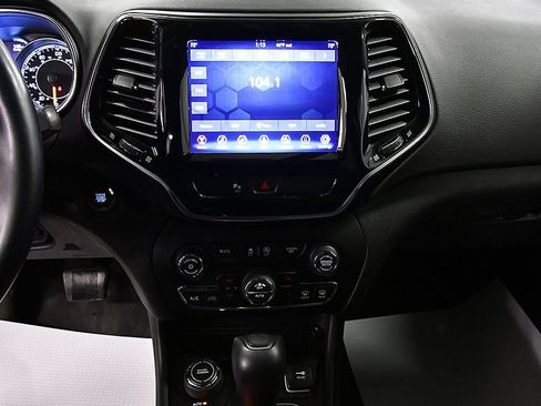 Used 2019 Jeep Cherokee Limited image 24