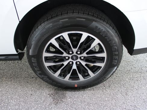 Used 2025 Ford Expedition Max Platinum image 13