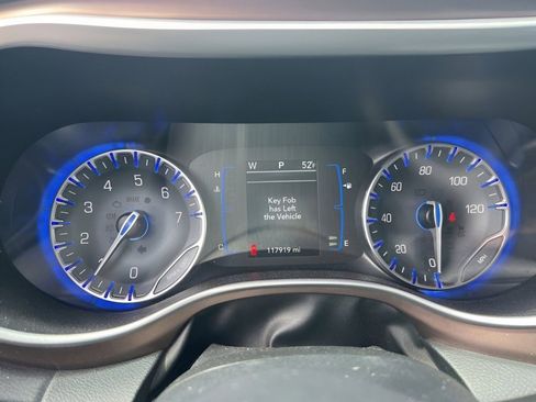 Used 2017 Chrysler Pacifica Touring-L FWD image 24
