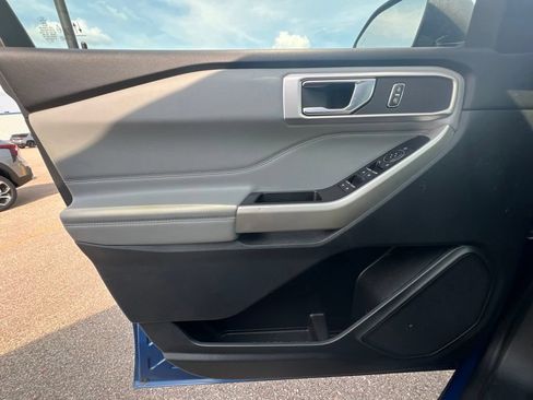 Used 2021 Ford Explorer XLT w/ Equipment Group 202A AWD/4WD image 18