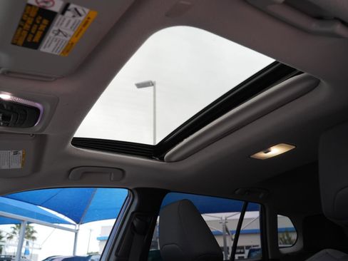 Used 2022 Toyota Corolla Cross LE w/ Moonroof Package FWD image 16