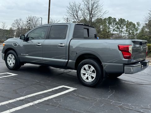 Used 2017 Nissan Titan SV image 3