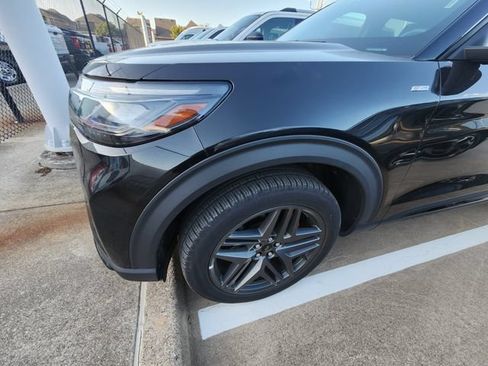Used 2025 Ford Explorer ST-Line w/ ST-Line Street Pack AWD/4WD image 7