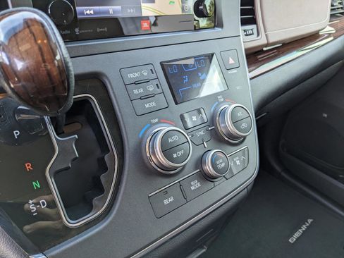 Used 2017 Toyota Sienna Limited image 30