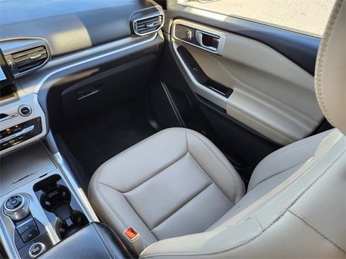 Certified 2022 Ford Explorer XLT w/ Equipment Group 202A image 15