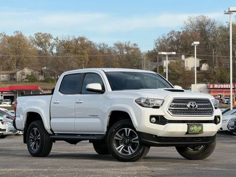 Used 2016 Toyota Tacoma TRD Sport image 1