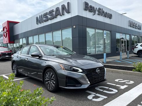 Certified 2025 Nissan Altima 2.5 SV w/ SV Premium Package FWD image 1