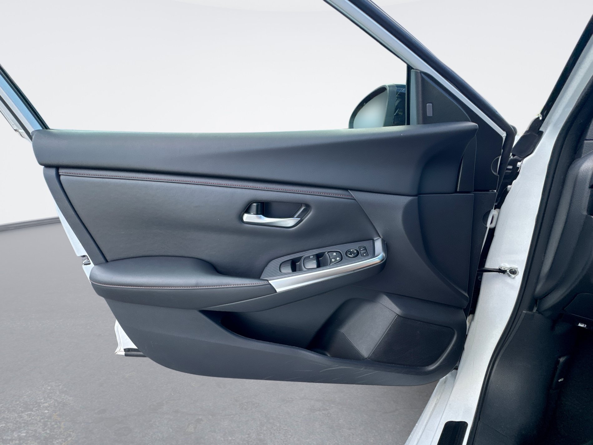 Certified 2025 Nissan Sentra SR FWD image 29