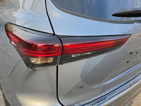Used 2024 Toyota Highlander LE image 32