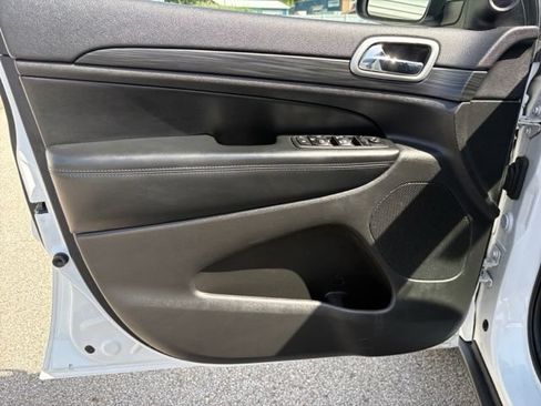 Used 2019 Jeep Grand Cherokee Laredo AWD/4WD image 20