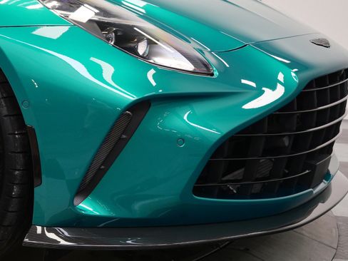 Used 2025 Aston Martin V8 Vantage Coupe image 38