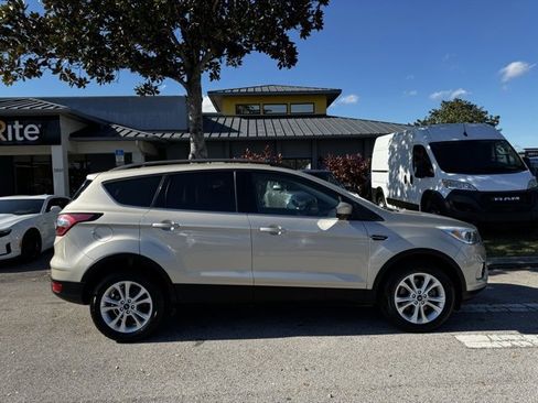 Used 2018 Ford Escape SE w/ Ford Safe & Smart Package image 9